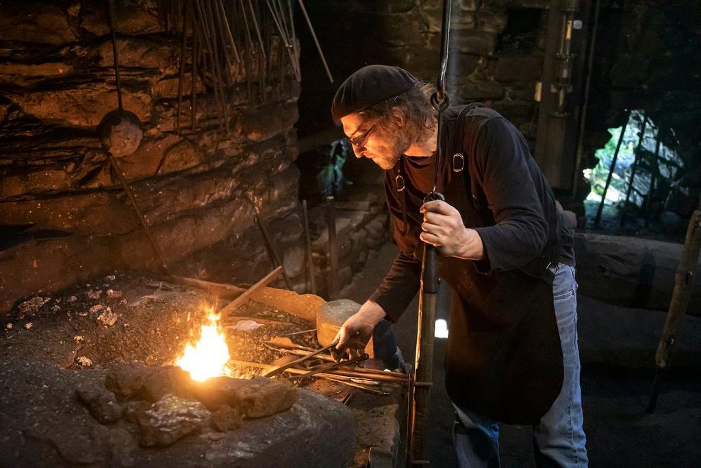 Herrero en un taller de forja del siglo XVIII rehabilitado en Mazonovo.