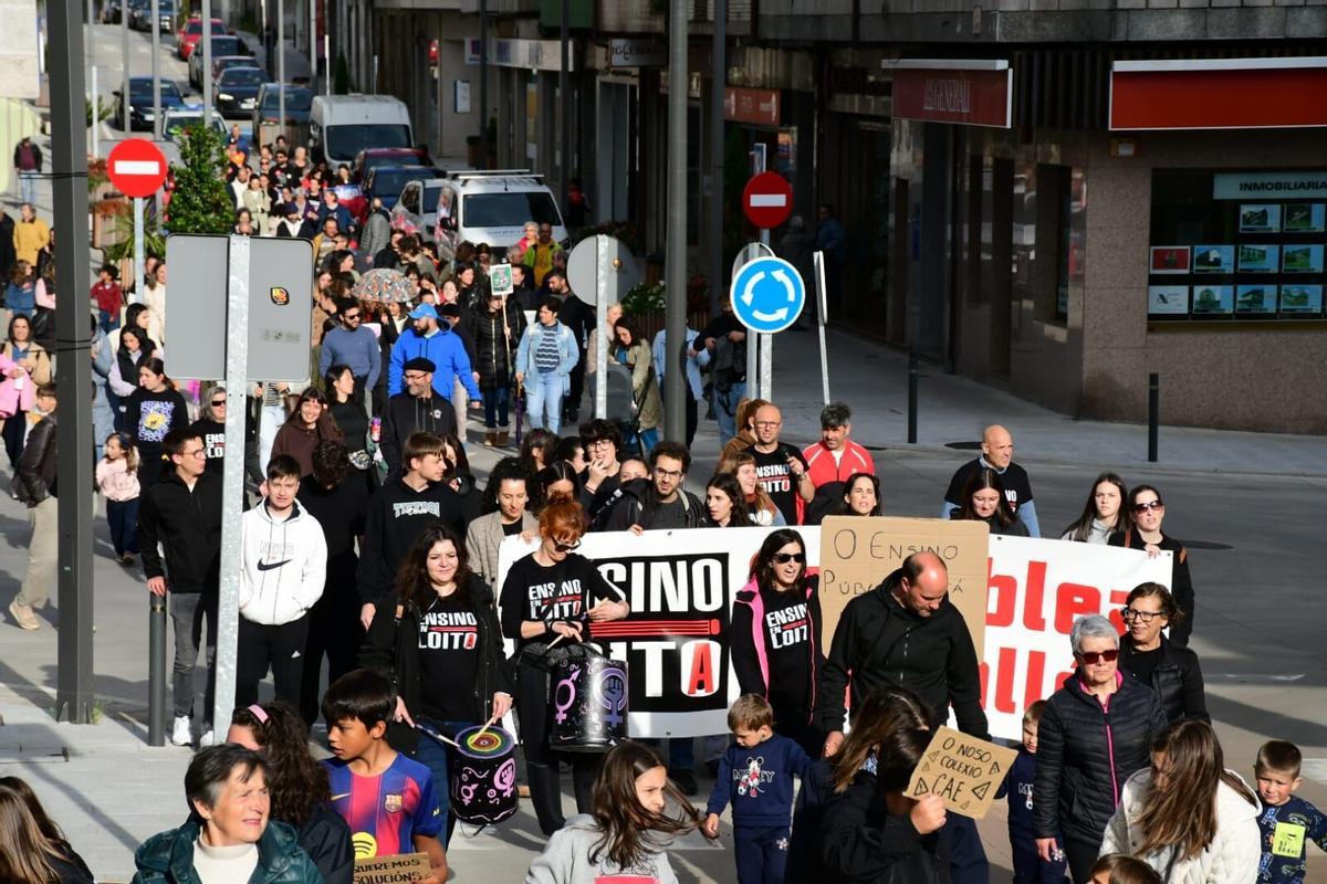 Asistentes a la movilización en Vila de Cruces.