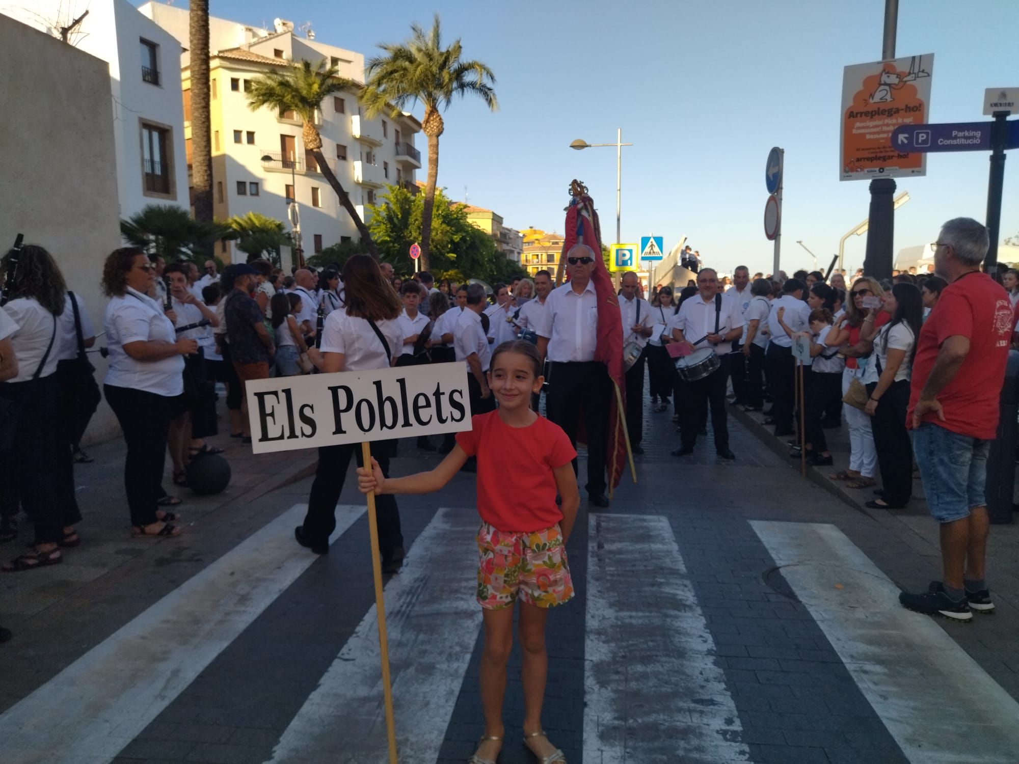 Xàbia, capital de la música: más de 800 músicos de toda la comarca llenan de vida las calles (imágenes)