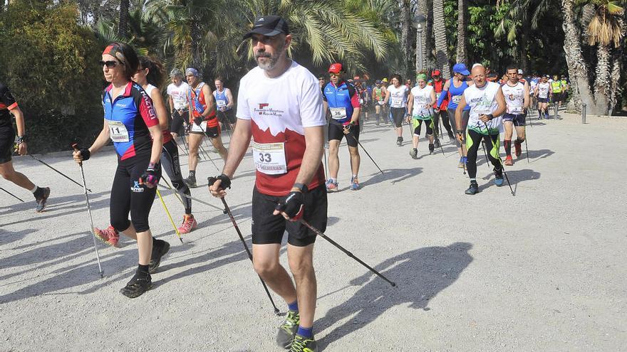 La marcha nórdica se abre paso entre palmeras en Elche