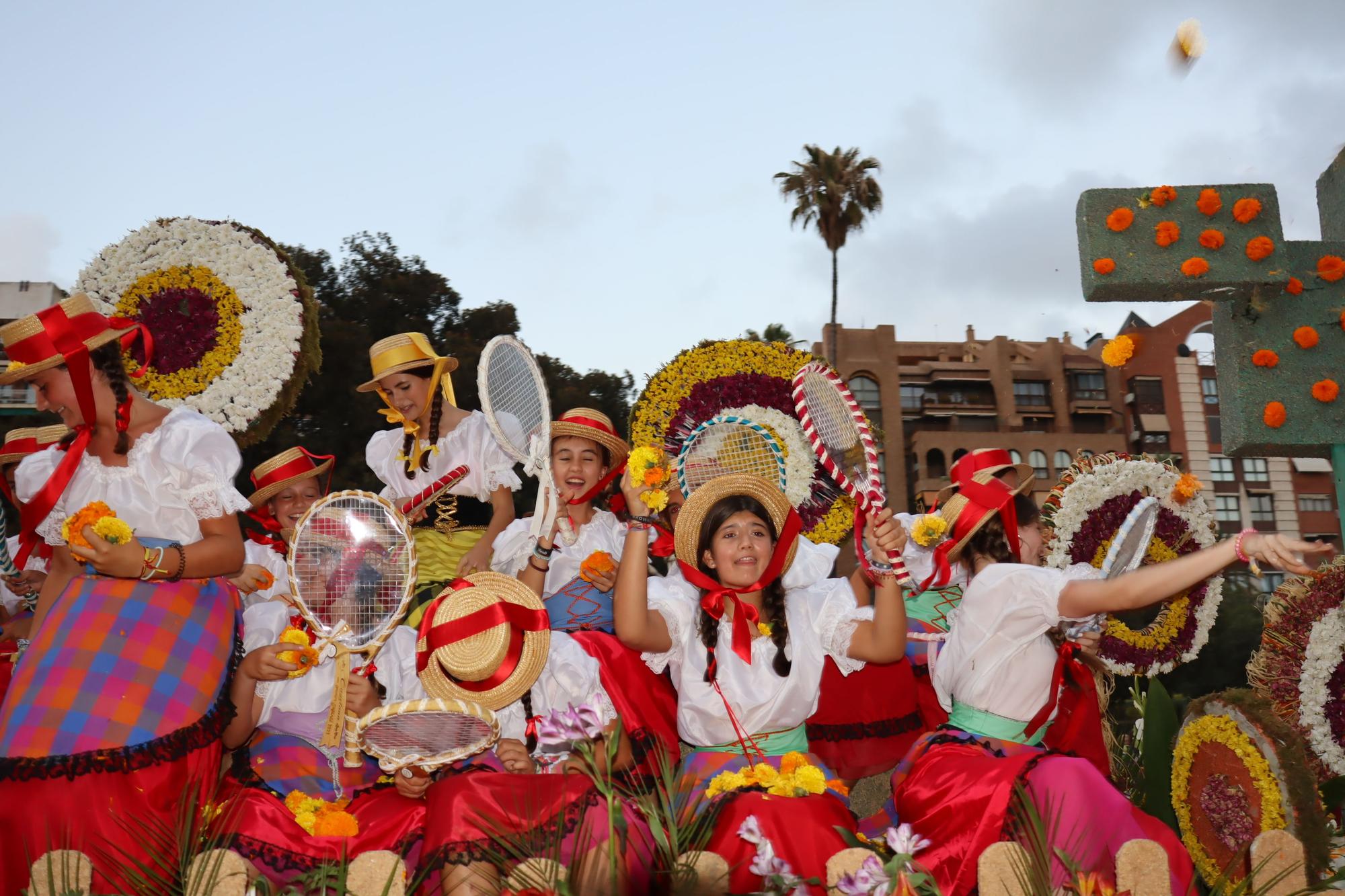 La Batalla de Flores reúne a las falleras de 2022 y 2023