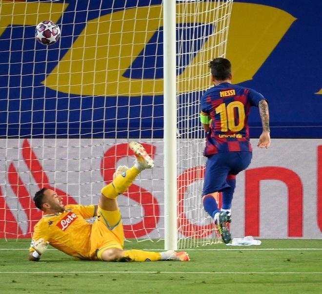 Lionel Messi, dispara y marca el tercer gol que será rechazado debido a un balón de mano durante el partido de fútbol de octavos de final de la Liga de Campeones de la UEFA entre el FC Barcelona y el Nápoles en el estadio Camp Nou de Barcelona.