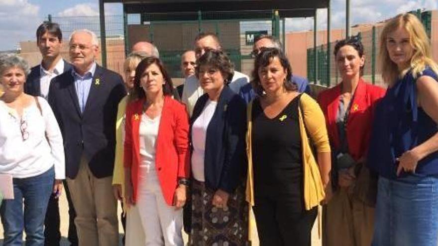 Els tretze eurodiputats que van visitar ahir els set presos independentistes de Lledoners