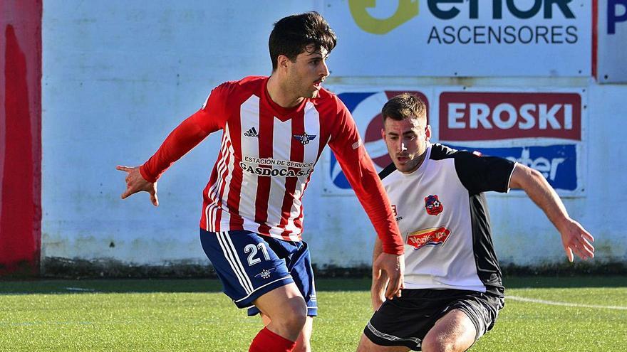 Firi, del Alondras, conduce el balón ante la presión de un jugador del Estradense. |  // GONZALO NÚÑEZ