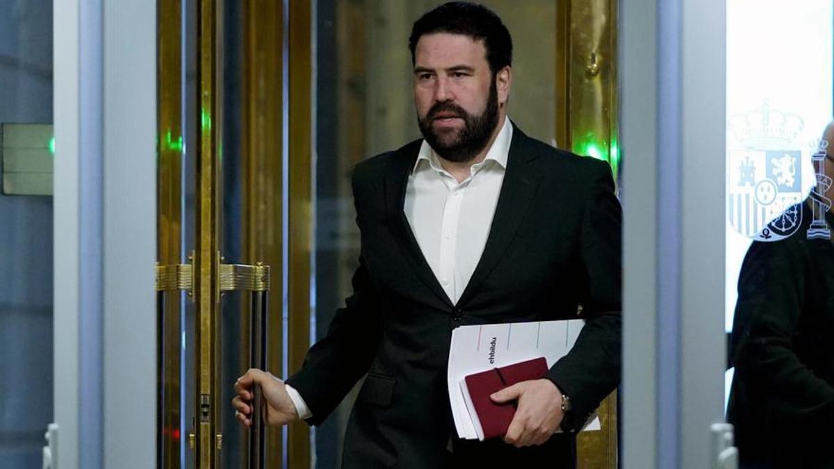 El diputado de EH-Bildu Jon Iñarritu, antes de iniciar la sesión a puerta cerrada donde visionan los videos de los incidentes del salto a la valla en Melilla.