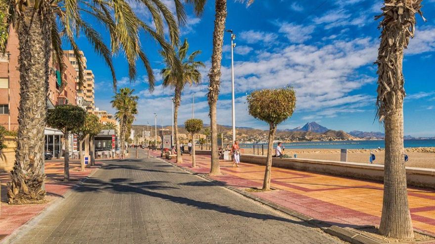 Sí a la renovación del alumbrado público en uno de los paseos marítimos de El Campello, pero no antes del verano