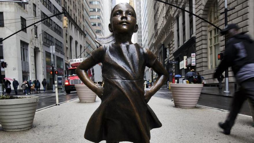 La &#039;Niña sin miedo&#039; seguirá en Wall Street un año más