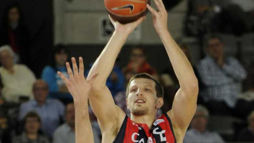 Teletovic, el mejor jugador del partido, lanza un triple ante el lucentino Ivanov.