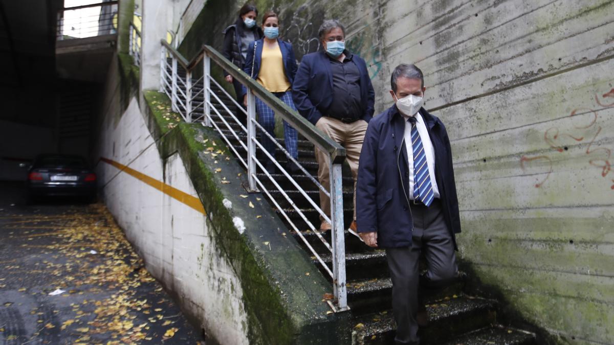 Visita del alcalde Abel Caballero a la zona donde se instalará el ascensor entre Travesía de Vigo y Aragón