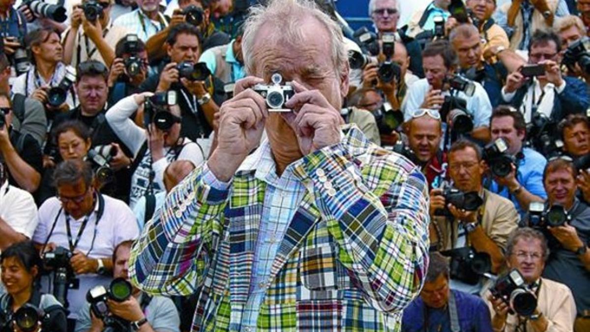 Bill Murray, uno de los actores de 'Moonrise Kingdom', posa con una minicámara, ayer, en Cannes.