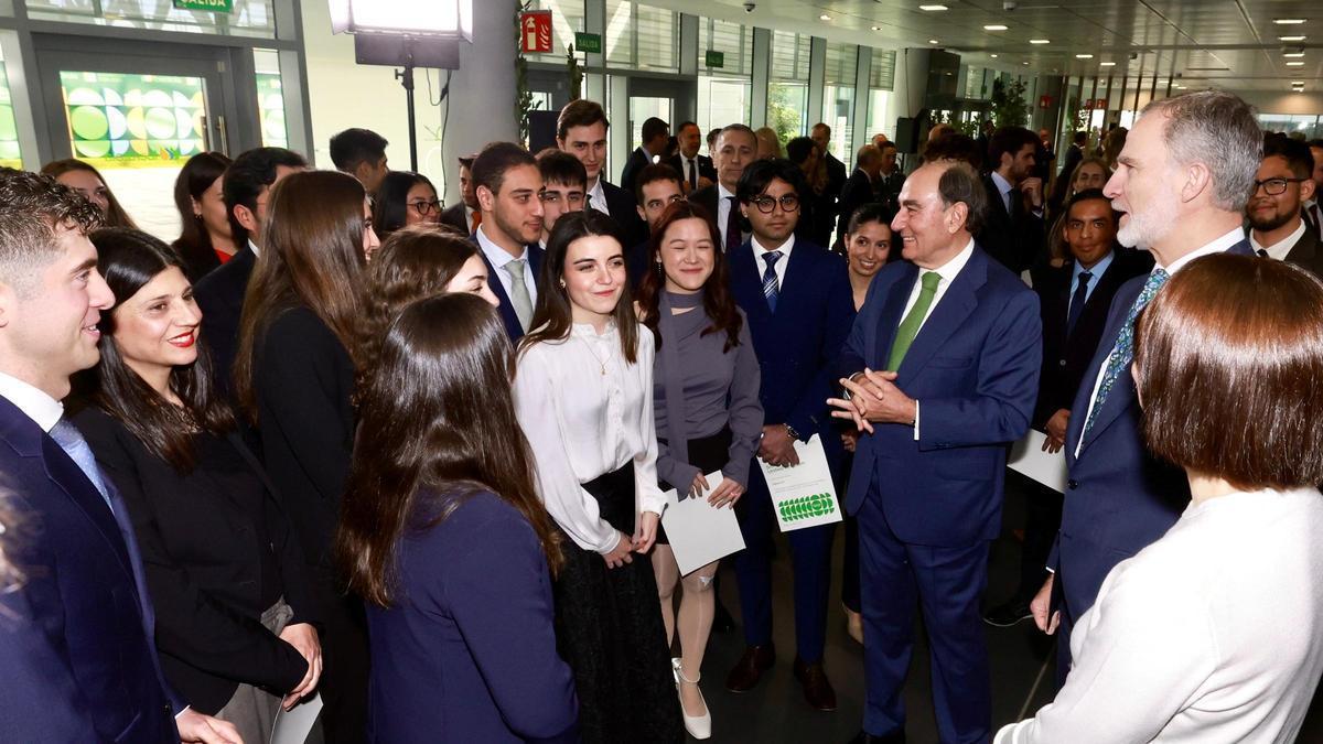 El Rey Felipe VI y el presidente de Iberdrola, Ignacio Galán, junto a los becados. /