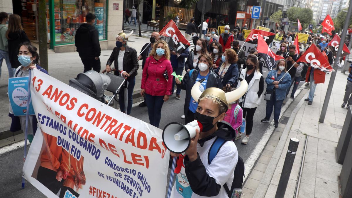 Protesta de trabajadores temporales de la Administración por las calles de Santiago