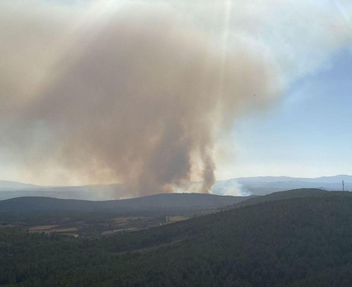 El humo, visto desde el puesto de vigilancia de Santa Ana. | Cedida