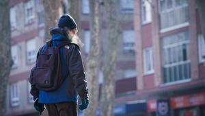 Archivo - Un hombre camina por la calle, a 9 de febrero de 2023, en Vitoria-Gasteiz, Álava, País Vasco (España)., en una foto de archivo