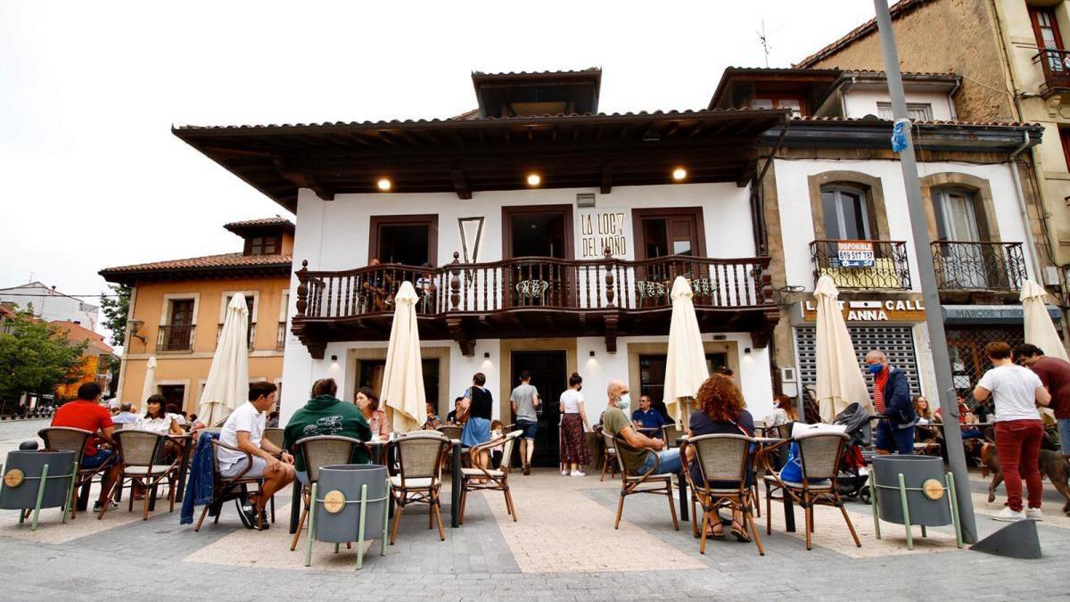 Terrazas de la plaza de Les Campes, en Pola de Siero, el pasado octubre.