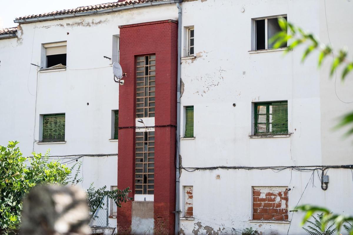 Fotogalería | La huella del abandono en las antiguas viviendas policiales de la avenida de Cervantes de Cáceres