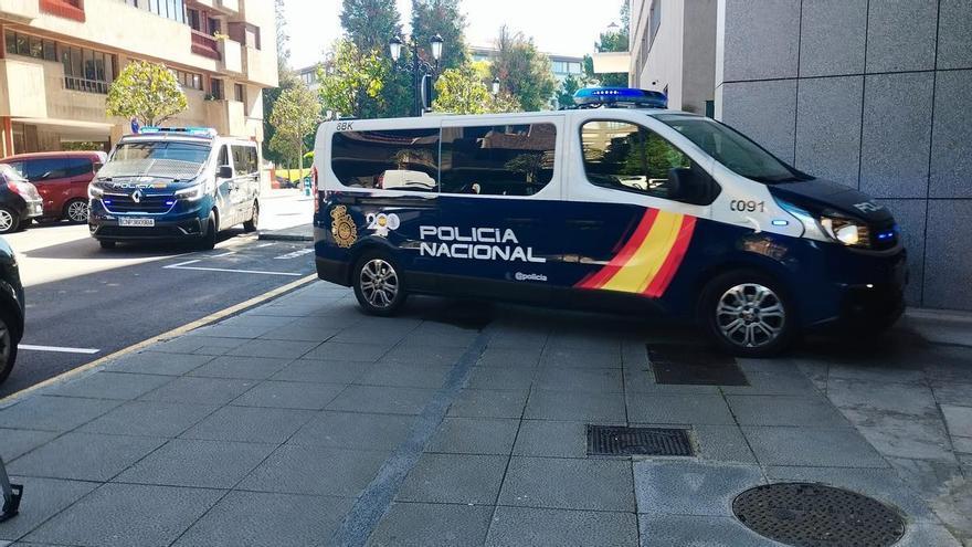 El acusado de matar a su hermana y a su cuñado en Oviedo no deja de repetir que los dos fallecidos asesinaron a su madre