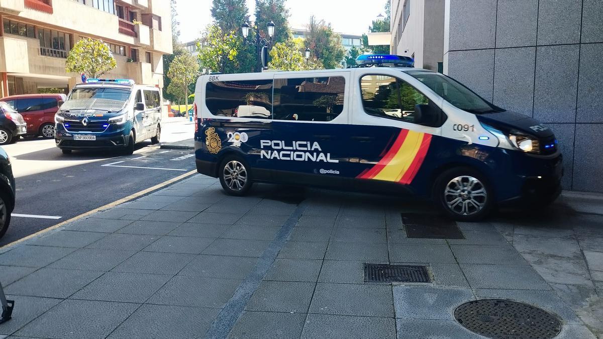 El furgón policial en el que llegó Jesús López Alonso ayer a los juzgados de Oviedo.