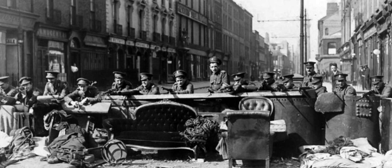 Barricada en Dublín, durante el Alzamiento de Pascua.