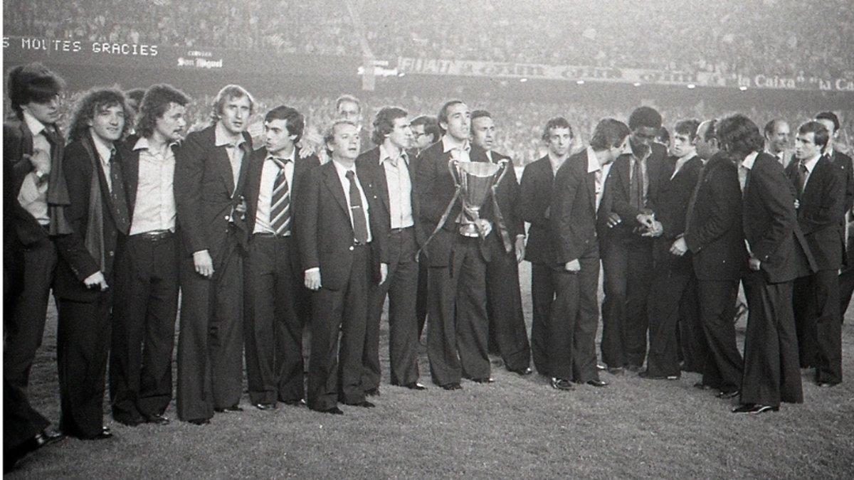 Los campeones del FC Barcelona en Basilea ofrecieron la Recopa al día siguiente a la afición en el Camp Nou