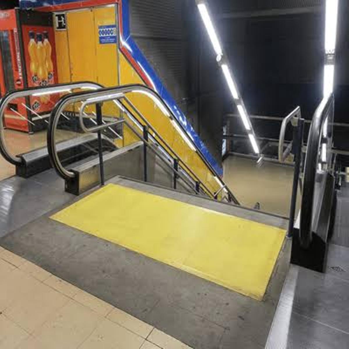 Las franjas con relieve en las escaleras indican el inicio y el final de los escalones