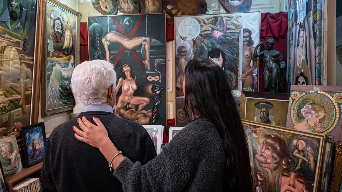 Sabaté, con su nieta y marchante, Mar Gómez Sabaté, en su estudio. A partir de los 70 se adentró en el erotismo.