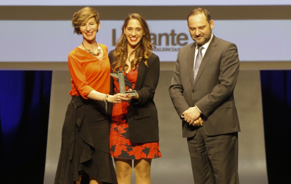 El ministro de Fomento, José Luis Ábalos, entrega el premio de Redes Sociales a Juntas es Mejor