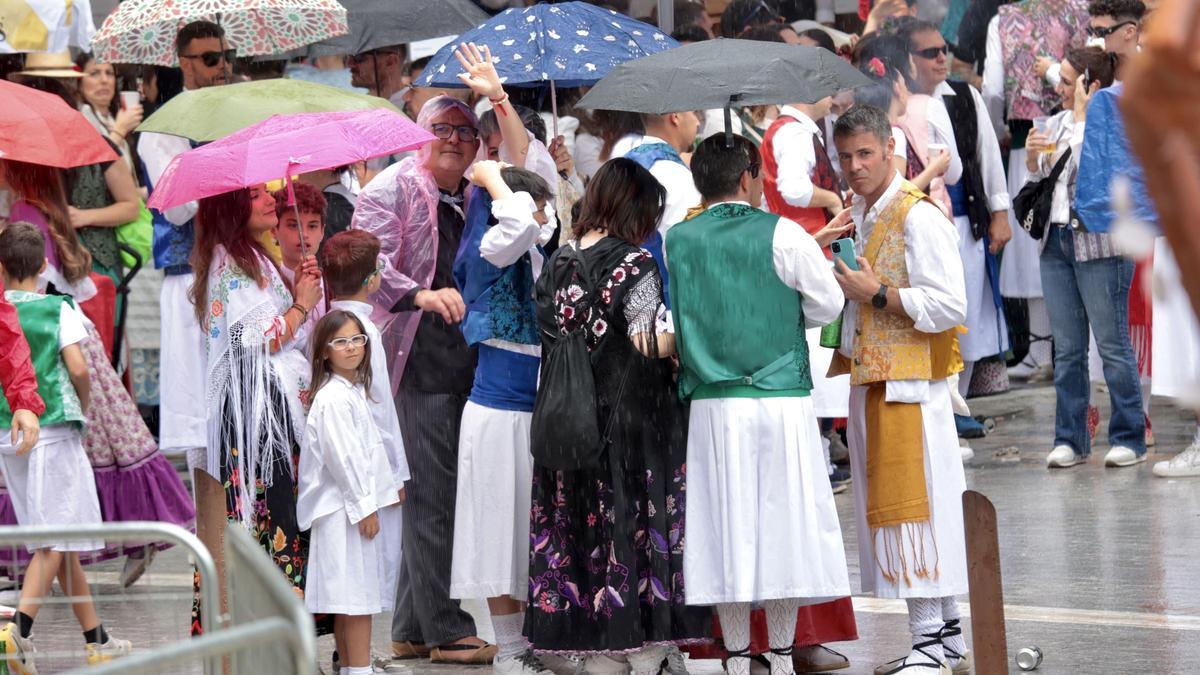 Los huertanos se refugian de la lluvia.