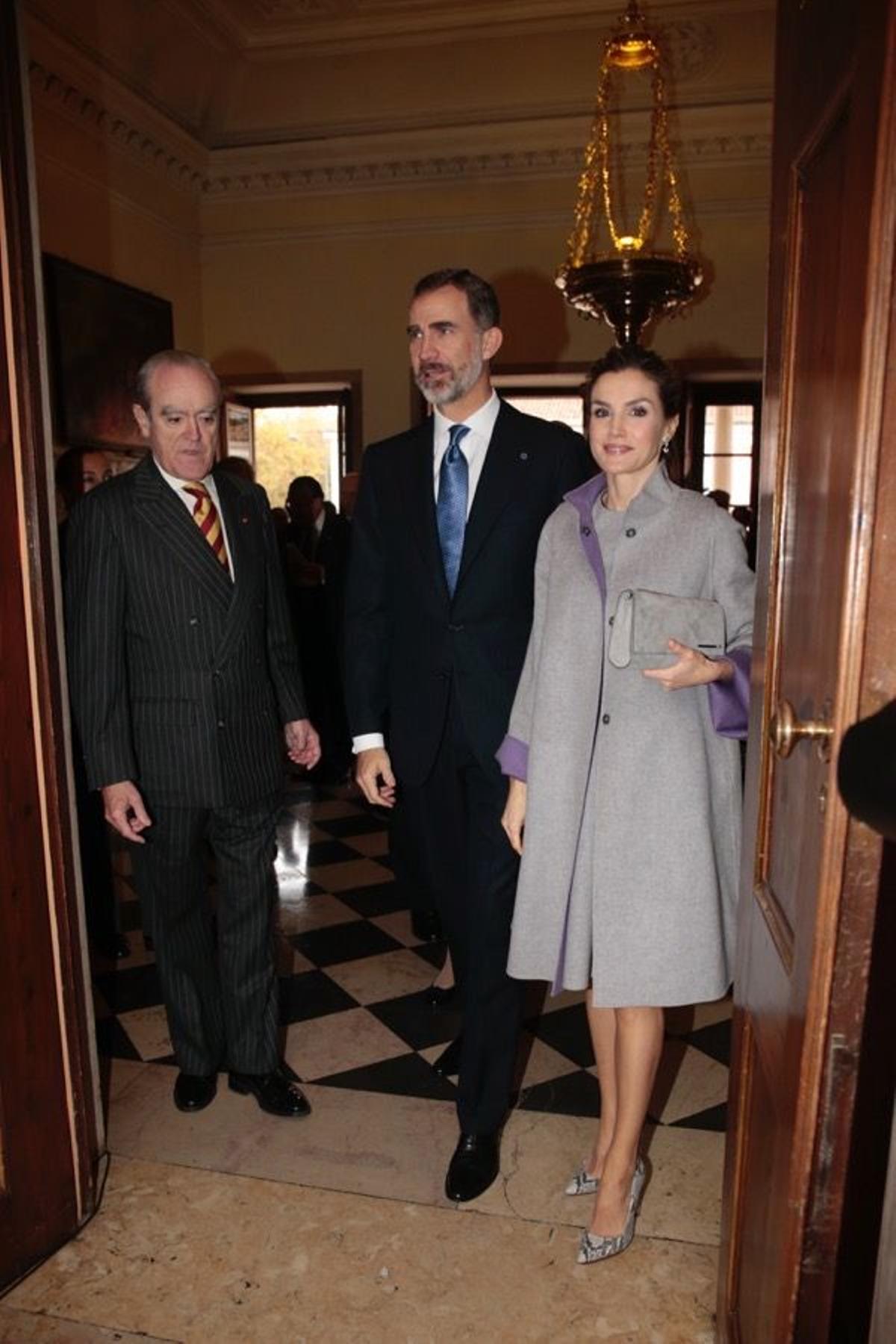 Los Reyes visitan la embajada española en Portugal
