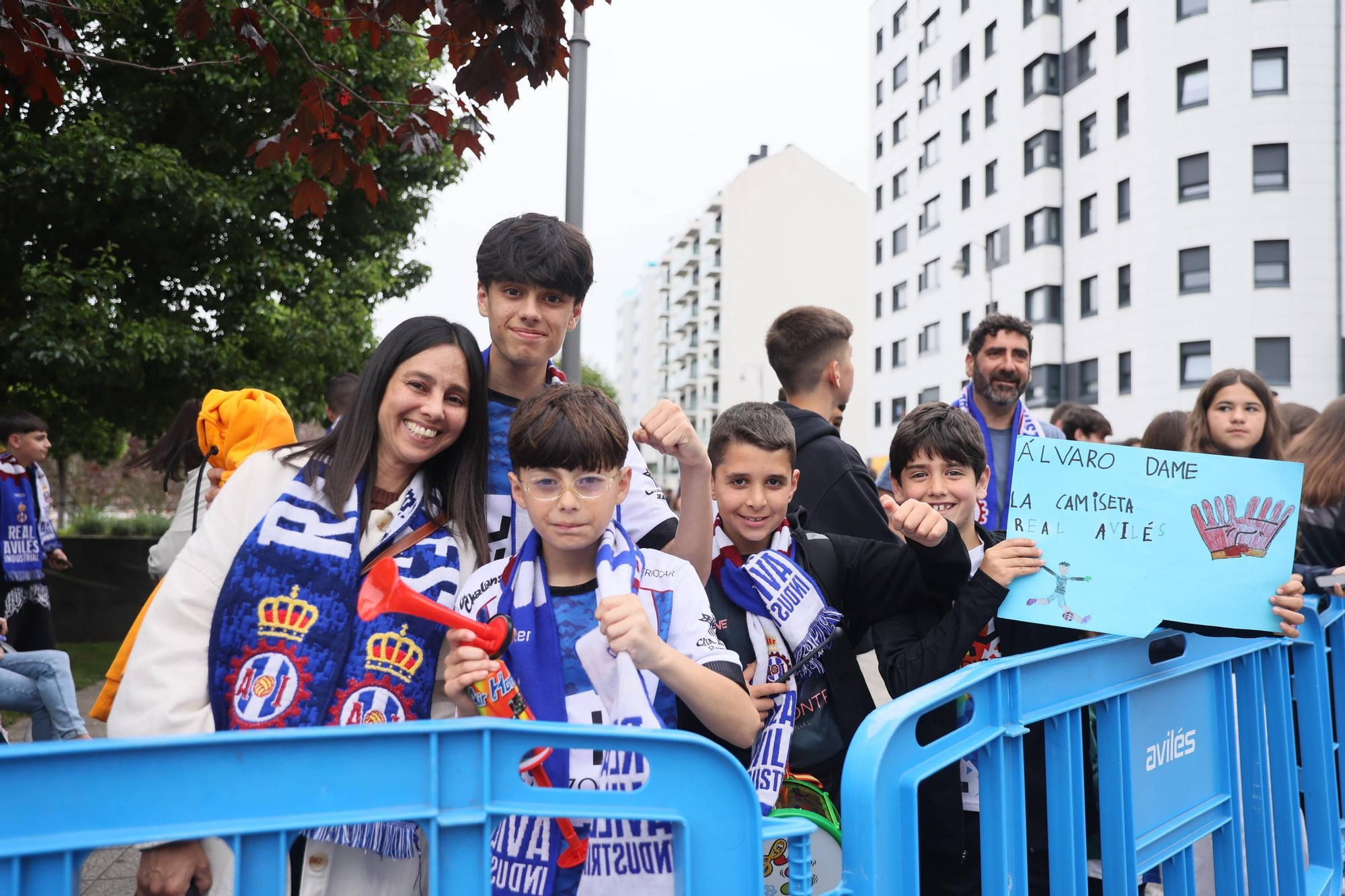 EN IMÁGENES: Avilés se tiñe de blanquiazul para la final por el ascenso ante el Rayo Majadahonda