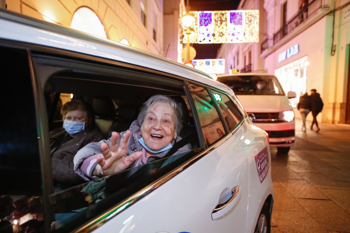 Los taxistas de Córdoba pasean a los mayores por el centro de Córdoba para que disfruten de la iluminación de Navidad