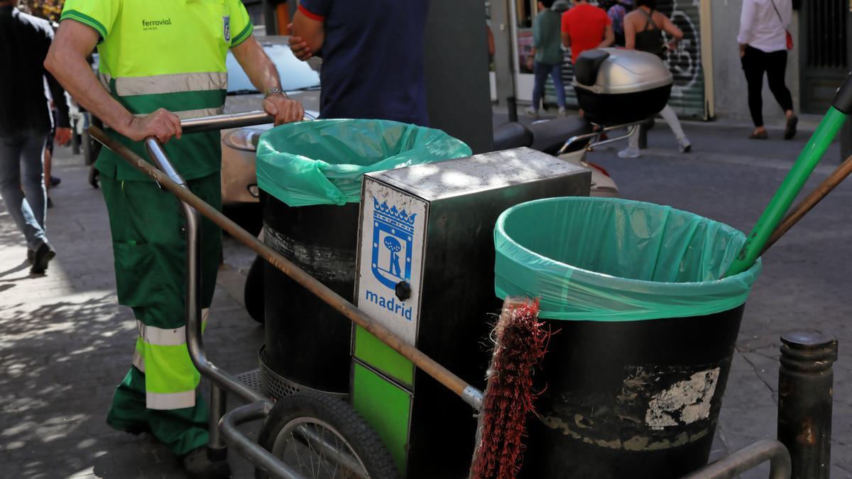 Un trabajador de limpieza del Ayuntamiento de Madrid.