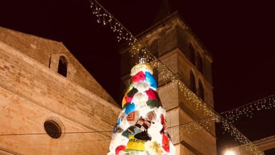 El árbol navideño de Sineu, tras la última actuación del Ayuntamiento para arreglar los desperfectos causados por el viento.