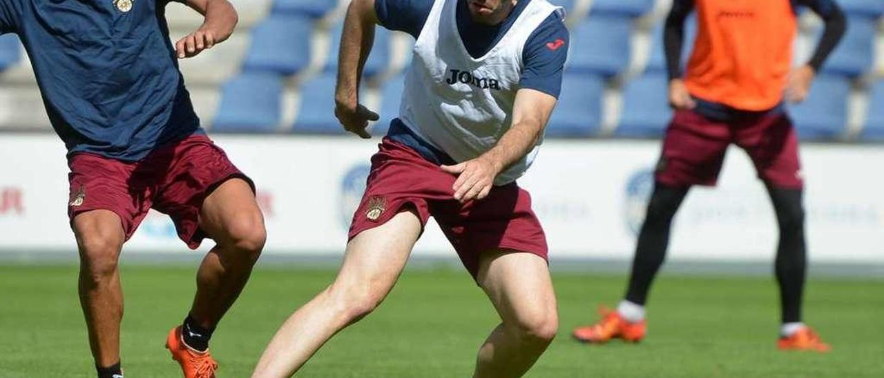 Etxaniz, con el balón, durante un entrenamiento en Pasarón. // Gustavo Santos