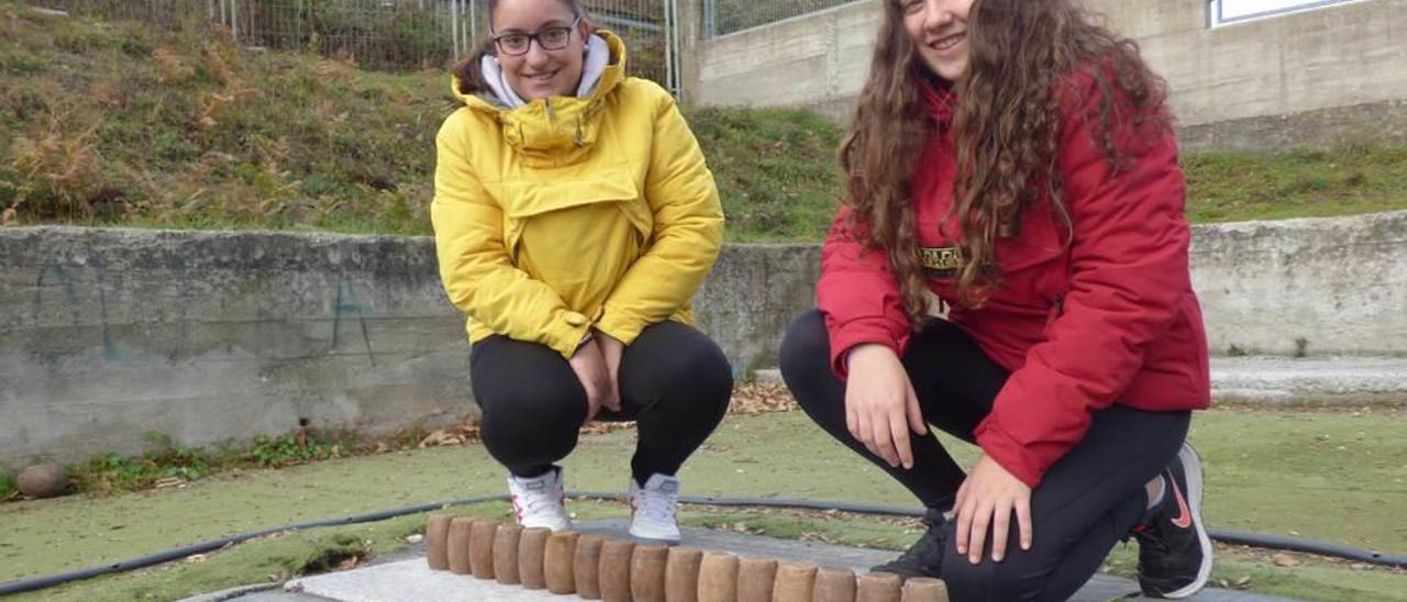 Tatiana Fernández Cadenas y Clara Martínez Peláez en la bolera del Instituto de Cangas del Narcea.