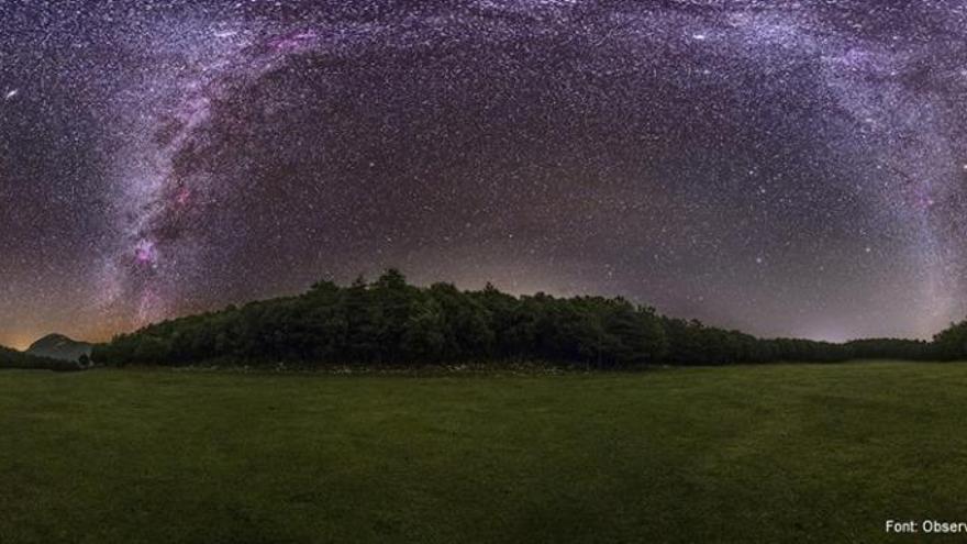 Un cel nocturn estrellat a Albanyà ·