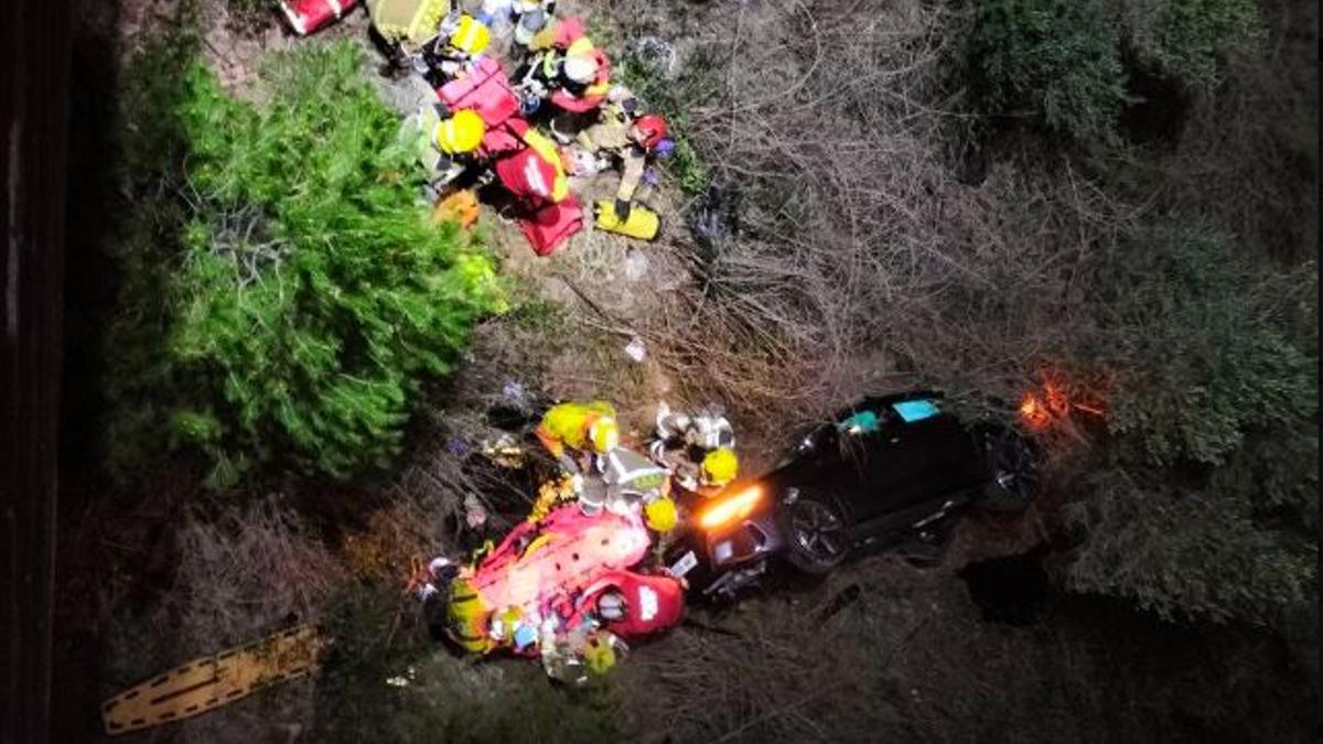 El cotxe que ha caigut d'uns 15 metres a Sant Esteve Sesrovires