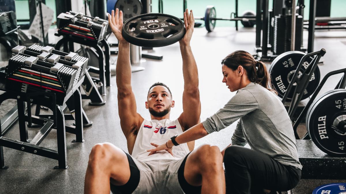Lorena Torres trabajando con Ben Simmons en la NBA