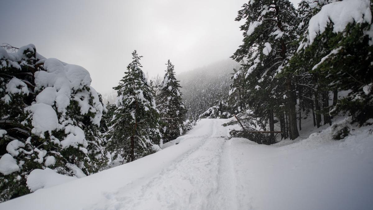 Archivo. Imagen de una estación de esquí nevada.