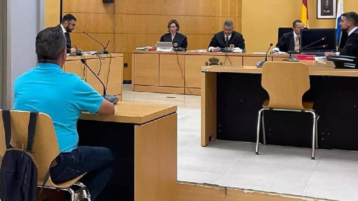 El acusado, en un momento de su delcaración en el juicio celebrado en la Audiencia Provincial de Santa Cruz de Tenerife.