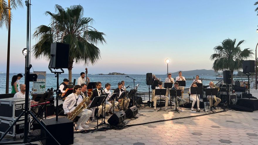 La Big Band Ciutat d'Eivissa en un concierto en ses Figueretes.
