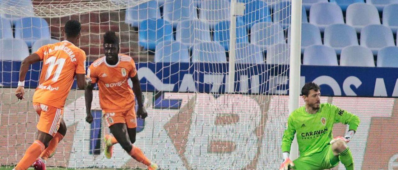 Obeng celebra con Bárcenas -de espaldas- el gol que le marcó al Zaragoza, con Cristian en el suelo.