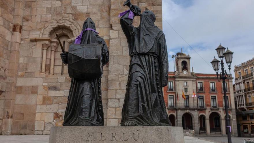 El Merlú de la Plaza Mayor de Zamora, con lazos morados durante el 8M de 2020.