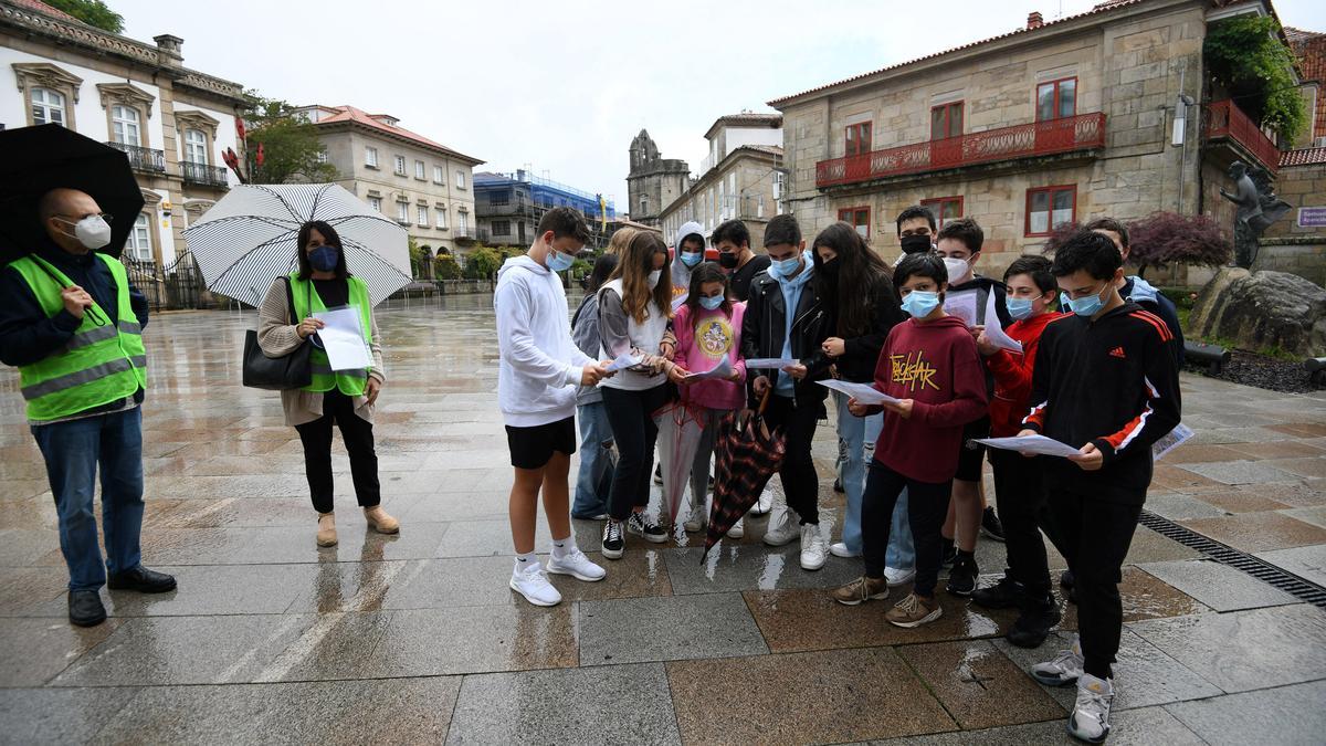 Los escolares tras recibir sus mapas para realizar la yincana.