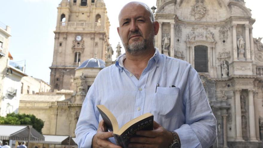 El escritor y agente, fotografiado ayer en la plaza Belluga de Murcia, junto a la Catedral.