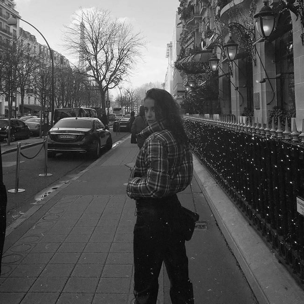 María Pedraza con plumífero de cuadros de Pull&Bear en París