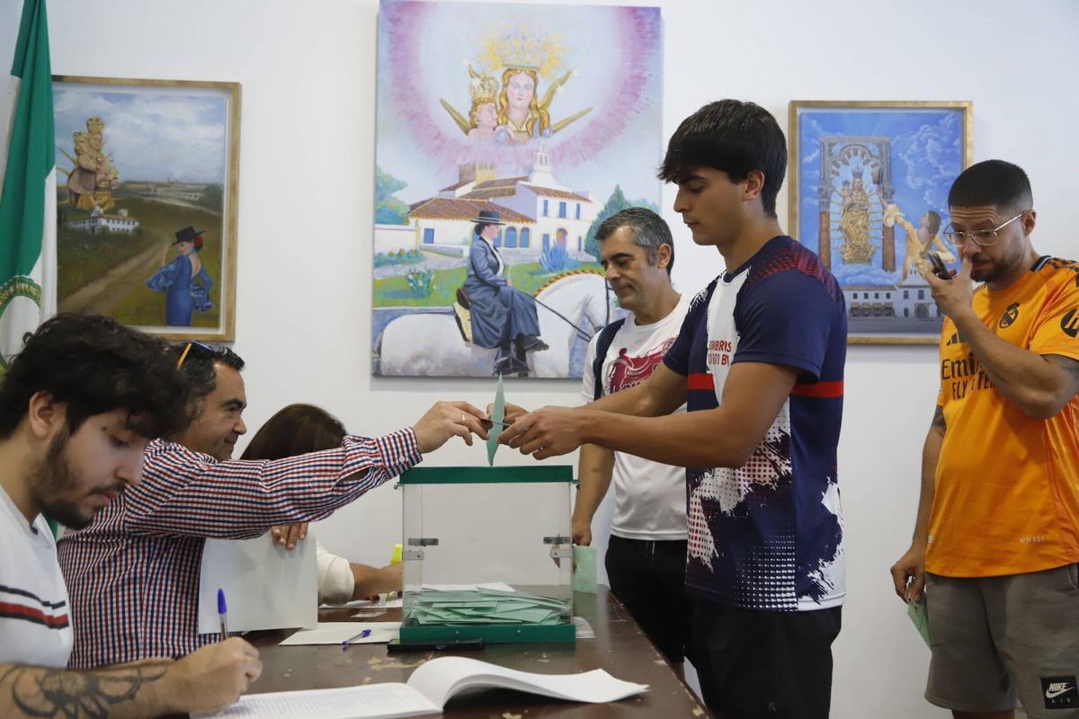 Votaciones en el colegio electoral Linares. Votaciones en el colegio electoral Linares.