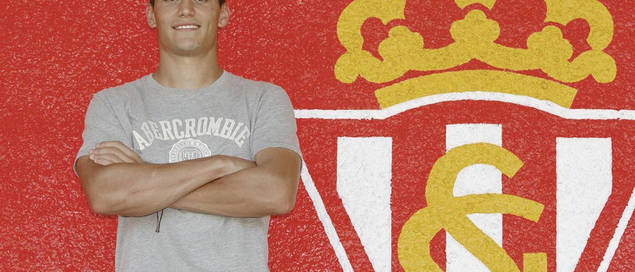Cristian Salvador, junto a un escudo del Sporting.