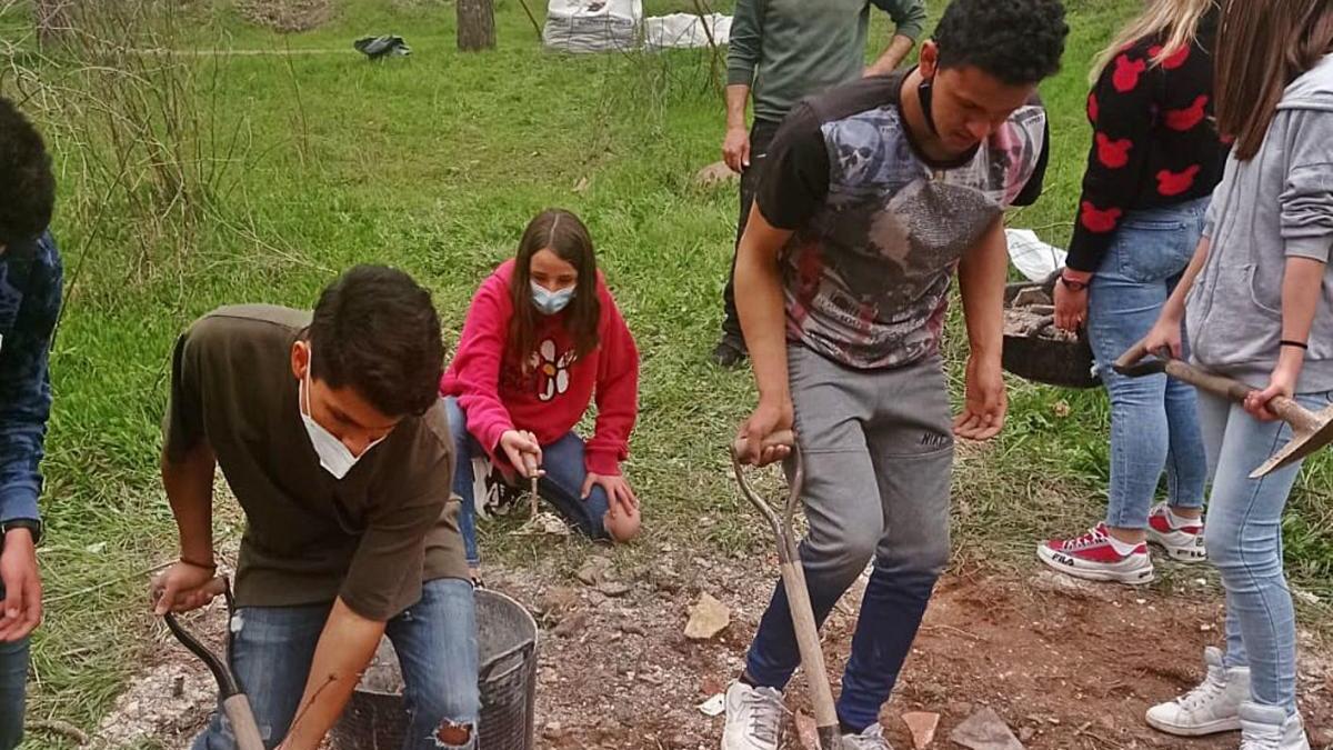 Alumnes de l&#039;institut Manresa Sis la setmana passada fent tasques de neteja