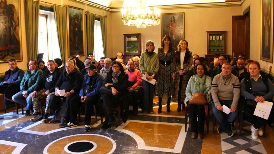 Leticia González, en el centro, de pie, junto a personal del área de Empleo y los 42 trabajadores, ayer, durante la recepción celebrada en el salón de plenos municipal. | LNE